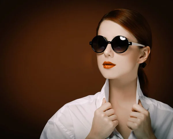 Estilo mujer pelirroja en camisa blanca y gafas de sol — Foto de Stock