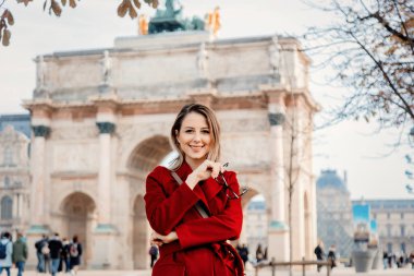 kız kırmızı ceket ve çanta parisian Street