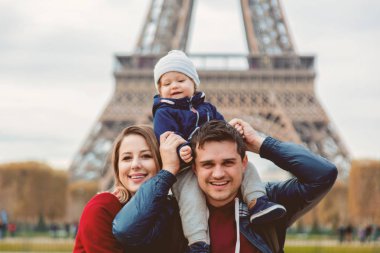Anne, baba ve bebek çocuk Paris