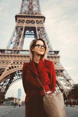 kız kırmızı ceket ve çanta parisian Street