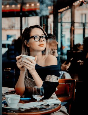 Paris Cafe kahve Kupası ile Gözlüklü kız