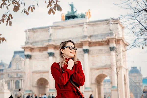 Ragazza in cappotto rosso e borsa a strada parigina — Foto Stock
