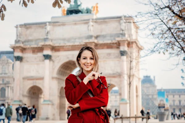 Mädchen in rotem Mantel und Tasche auf Pariser Straße — Stockfoto