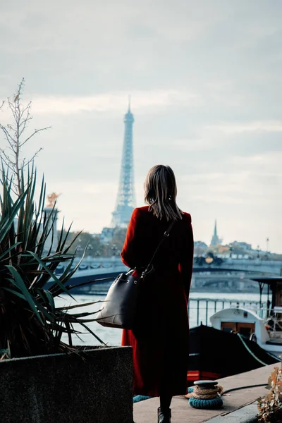 Ragazza di stile a Parigi con torre Eiffel sullo sfondo — Foto Stock