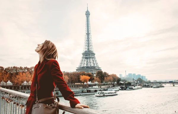 Estilo menina em Paris com Torre Eiffel no fundo — Fotografia de Stock