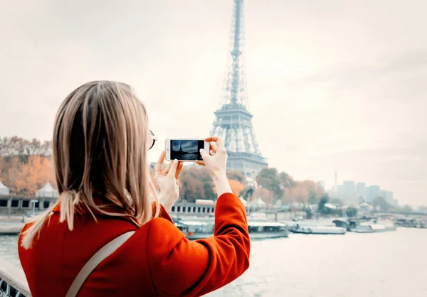 Девушка в красном пальто сфотографироваться на парижской улице — стоковое фото