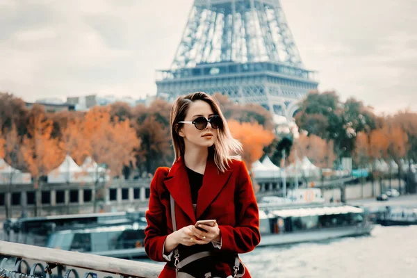 Chica en abrigo rojo hacer una foto en la calle parisina — Foto de Stock