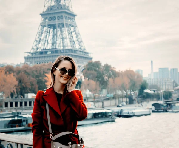 Kız kırmızı ceket yapmak için fotoğraf Paris Caddesi üzerinde — Stok fotoğraf