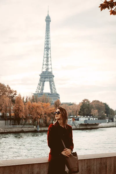 Style girl in Paris with Eiffel tower on background — Stock Photo, Image