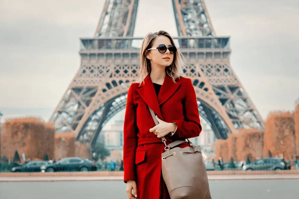 Mädchen in rotem Mantel und Tasche auf Pariser Straße — Stockfoto