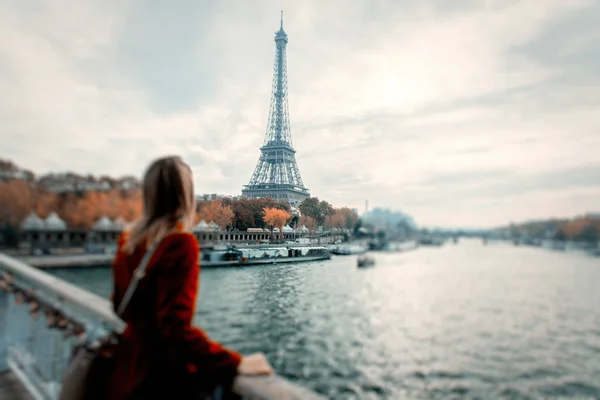 Стильная девушка в Париже с Эйфелевой башней на заднем плане — стоковое фото