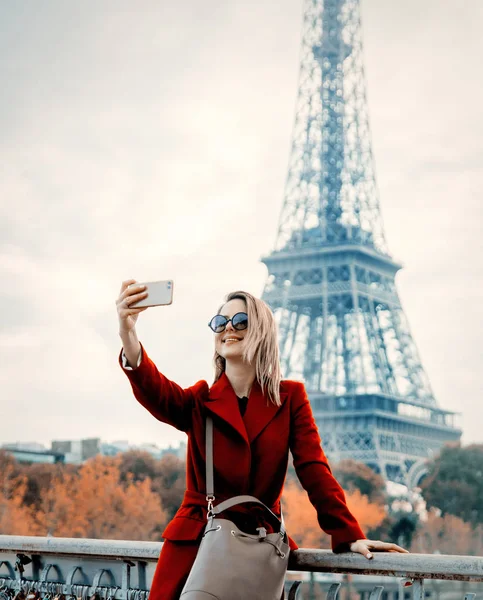 Kız kırmızı ceket yapmak için fotoğraf Paris Caddesi üzerinde — Stok fotoğraf