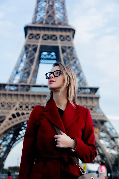 Niña en abrigo rojo y bolsa en la calle parisina — Foto de Stock
