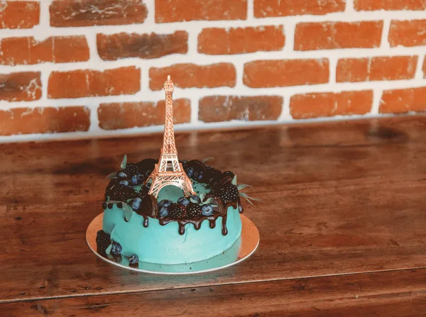 Torta di colore verde con fragola e cioccolato — Foto Stock