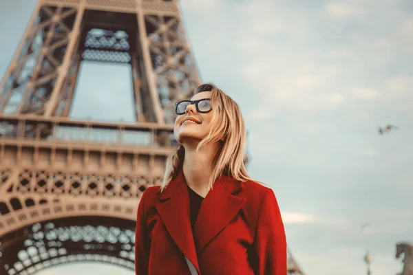 Flickan i röd kappa och väska på parisisk gata — Stockfoto
