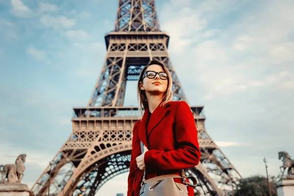 Menina em casaco vermelho e saco na rua parisiense — Fotografia de Stock