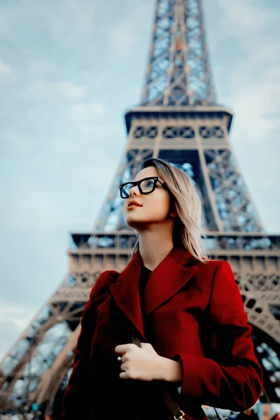 Kız kırmızı ceket ve çanta parisian Street — Stok fotoğraf