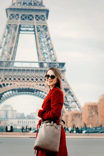 Stile Rossa Ragazza Cappotto Rosso Borsa Strada Parigina Autunno Stagione — Foto Stock