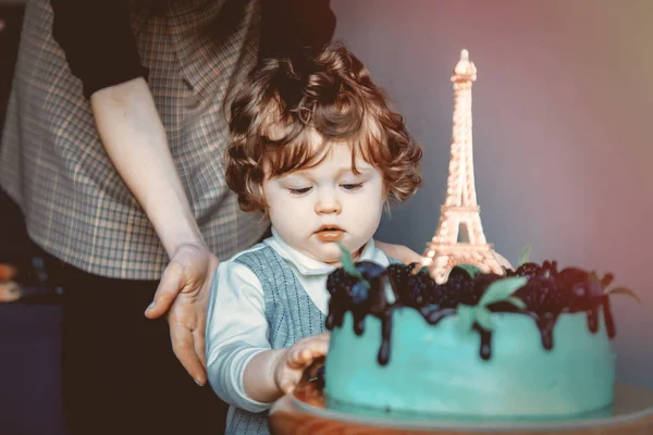 Mère et tout-petit garçon avec son premier gâteau à l'anniversaire — Photo