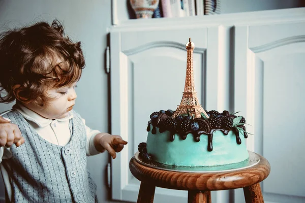 Menino com seu primeiro bolo no aniversário — Fotografia de Stock
