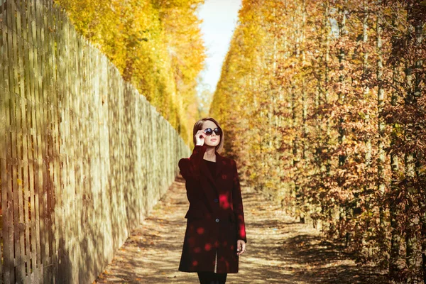 Estilo Menina Óculos Sol Casaco Vermelho Parque Versalhes França — Fotografia de Stock