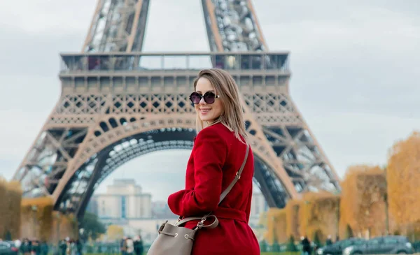 Mädchen in rotem Mantel und Tasche auf Pariser Straße — Stockfoto