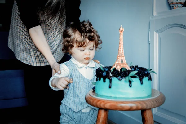 Mère et tout-petit garçon avec son premier gâteau à l'anniversaire — Photo