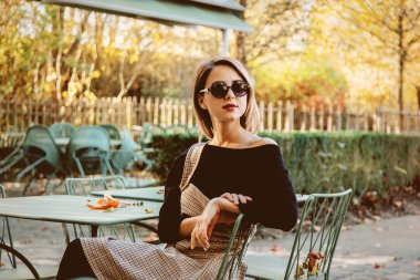 Güneş gözlüğü sandalye kafede oturan genç kız