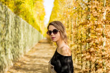 sonbahar sezonu Park'ta güneş gözlüklü kız