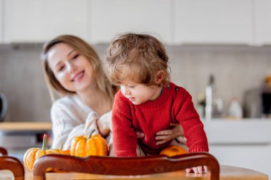 Anne ve oğlu kabak ile eğlenin