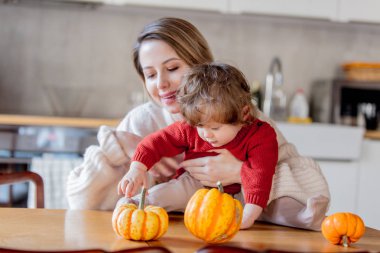 Anne ve oğlu kabak ile eğlenin