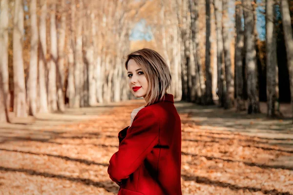 Menina de estilo em casaco vermelho no parque de Versalhes — Fotografia de Stock