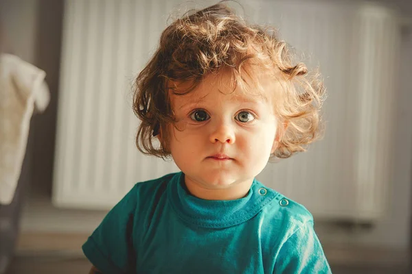 Kleiner Junge mit lockigem Haar — Stockfoto