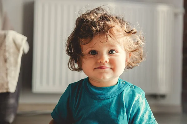 Kleiner Junge mit lockigem Haar — Stockfoto