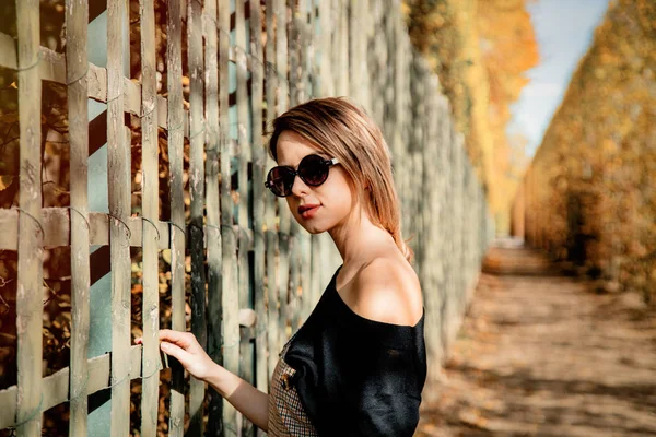 Menina em óculos de sol no outono temporada parque — Fotografia de Stock