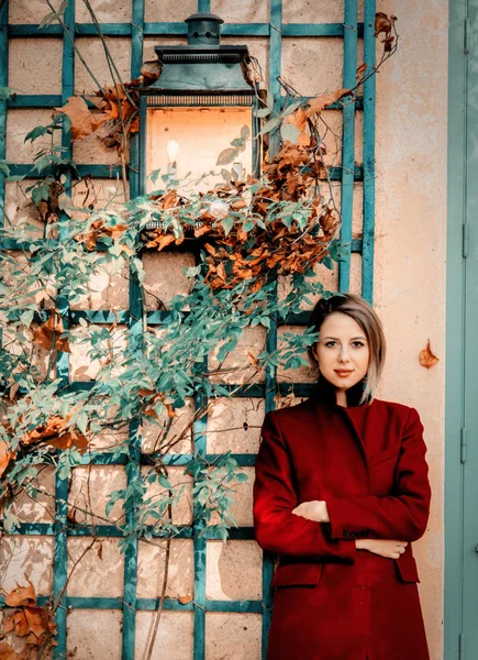 Kızıl saçlı kız kırmızı paltolu vintage house yanında kal