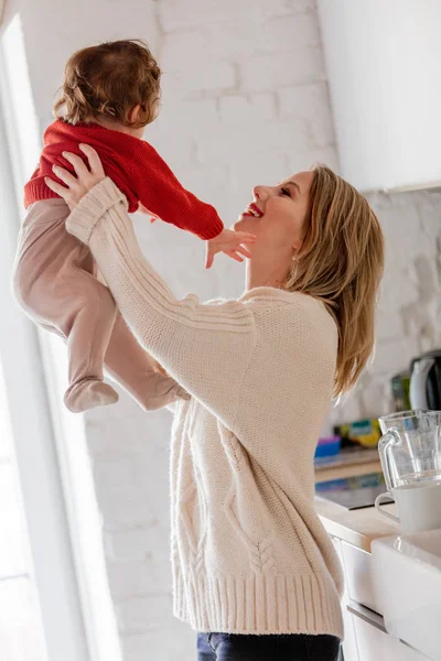 Mère et son fils s'amusent à la cuisine — Photo