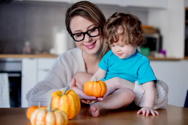 Mutlu anne ve oğlu ile kabak.