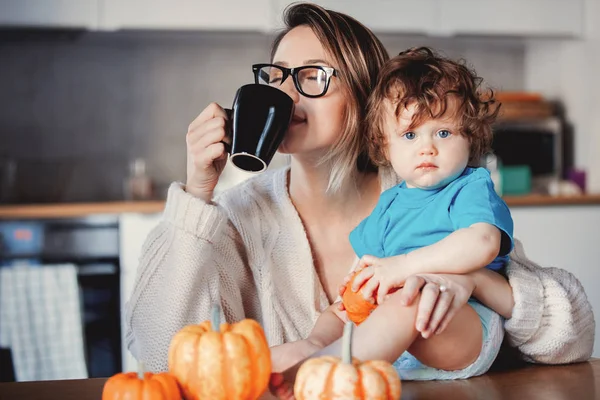 Anne oğlu tutarken bir kahve içmek