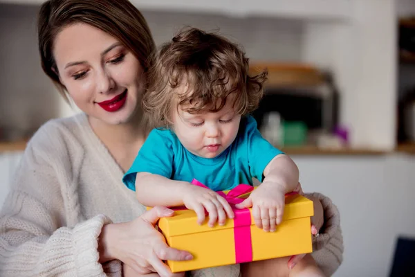 Mãe e filho segurando uma caixa de presente para o Natal — Fotografia de Stock