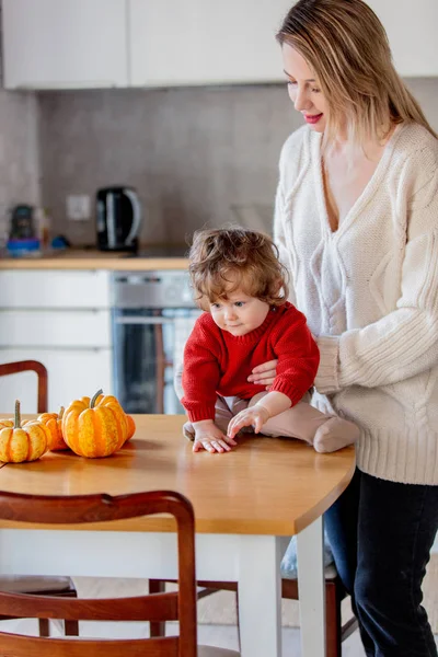 Anne ve oğlu kabak ile eğlenin