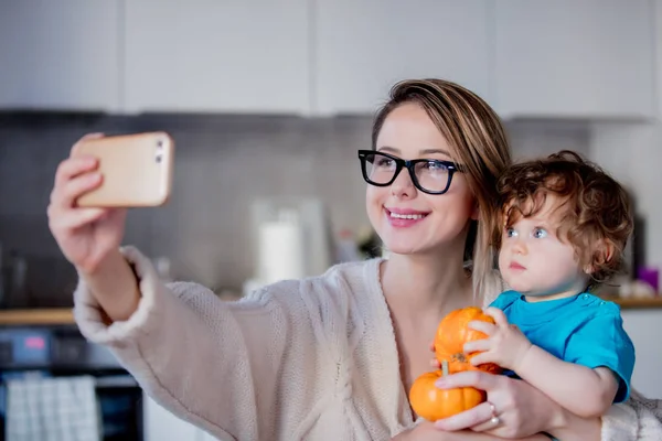 Anne ve oğlu cep telefonunda bir selfie yapma — Stok fotoğraf