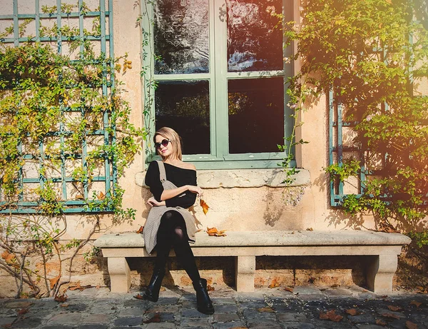 Junges Mädchen in schwarzer Kleidung in der Nähe von Haus — Stockfoto