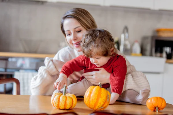 Anne ve oğlu kabak ile eğlenin