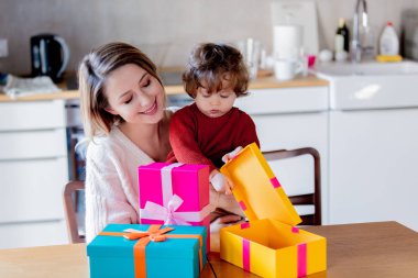 Anne ve oğlu Noel için bir hediye kutusu holding