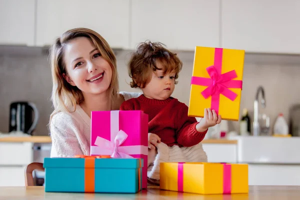 Мать и сын держат подарочную коробку на Рождество — стоковое фото