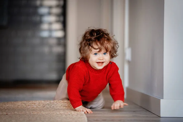 Kisgyermek kisfiú a padlón otthon — Stock Fotó