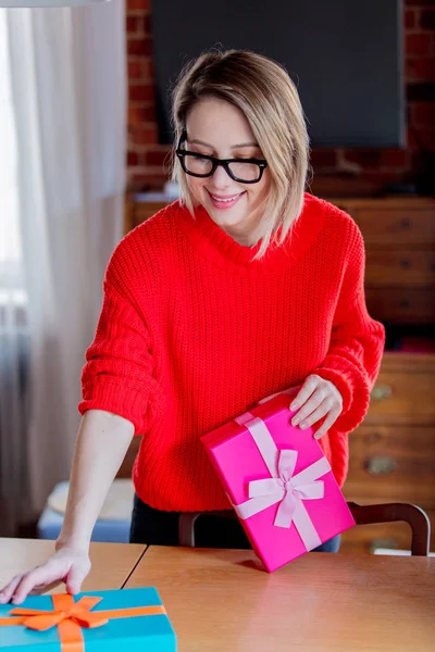 Chica con cajas de regalo de Navidad —  Fotos de Stock