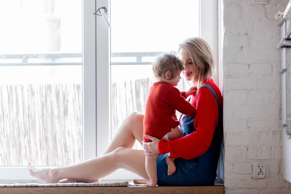 幼児の男の子と女の子はしきい値で座っています。 — ストック写真