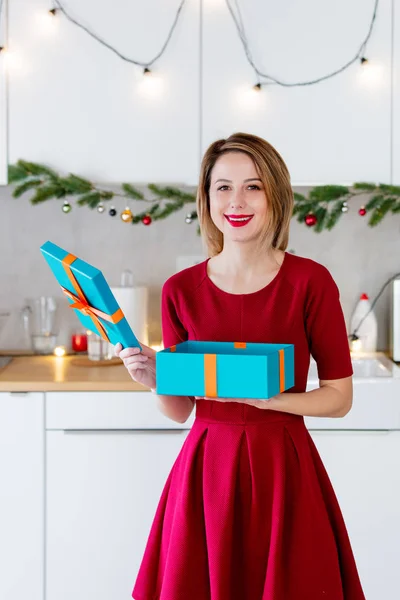 Λευκό κορίτσι κρατώντας ένα κουτί δώρου για τα Χριστούγεννα — Φωτογραφία Αρχείου